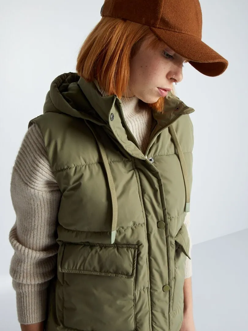 ANORAK ACOLCHADO SIN MANGAS CON CAPUCHA  VERDE