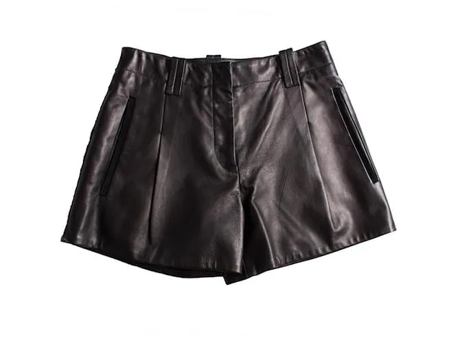 Barbara Bui, Pantalón corto de cuero negro. 
