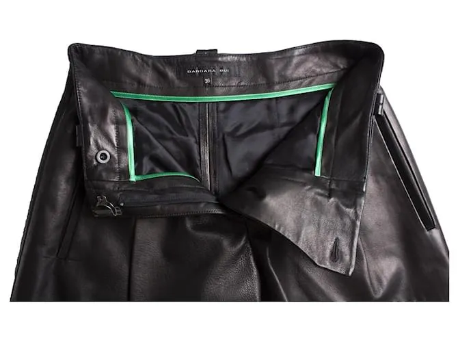 Barbara Bui, Pantalón corto de cuero negro. 