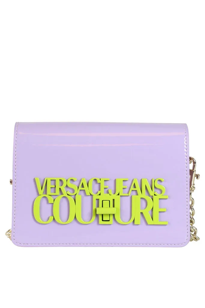 Bolso bandolera lila con logo y cadena amarilla neon