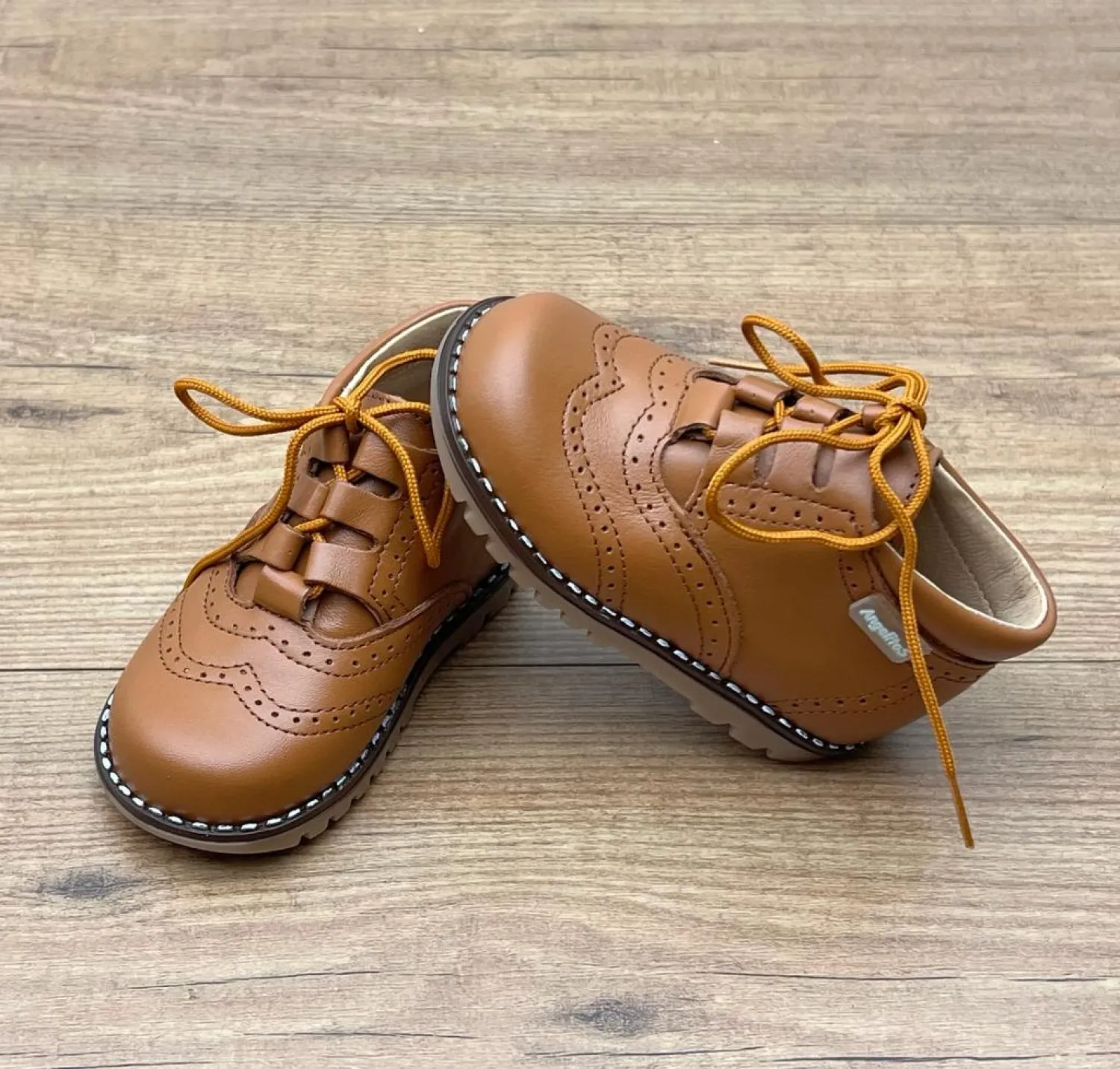 Bota inglesita el piel color cuero.