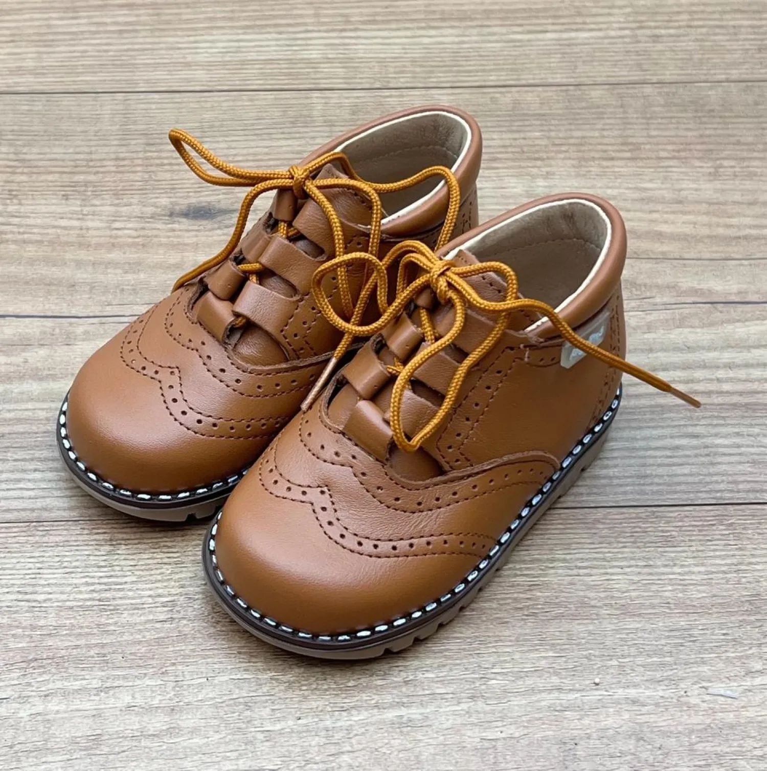 Bota inglesita el piel color cuero.