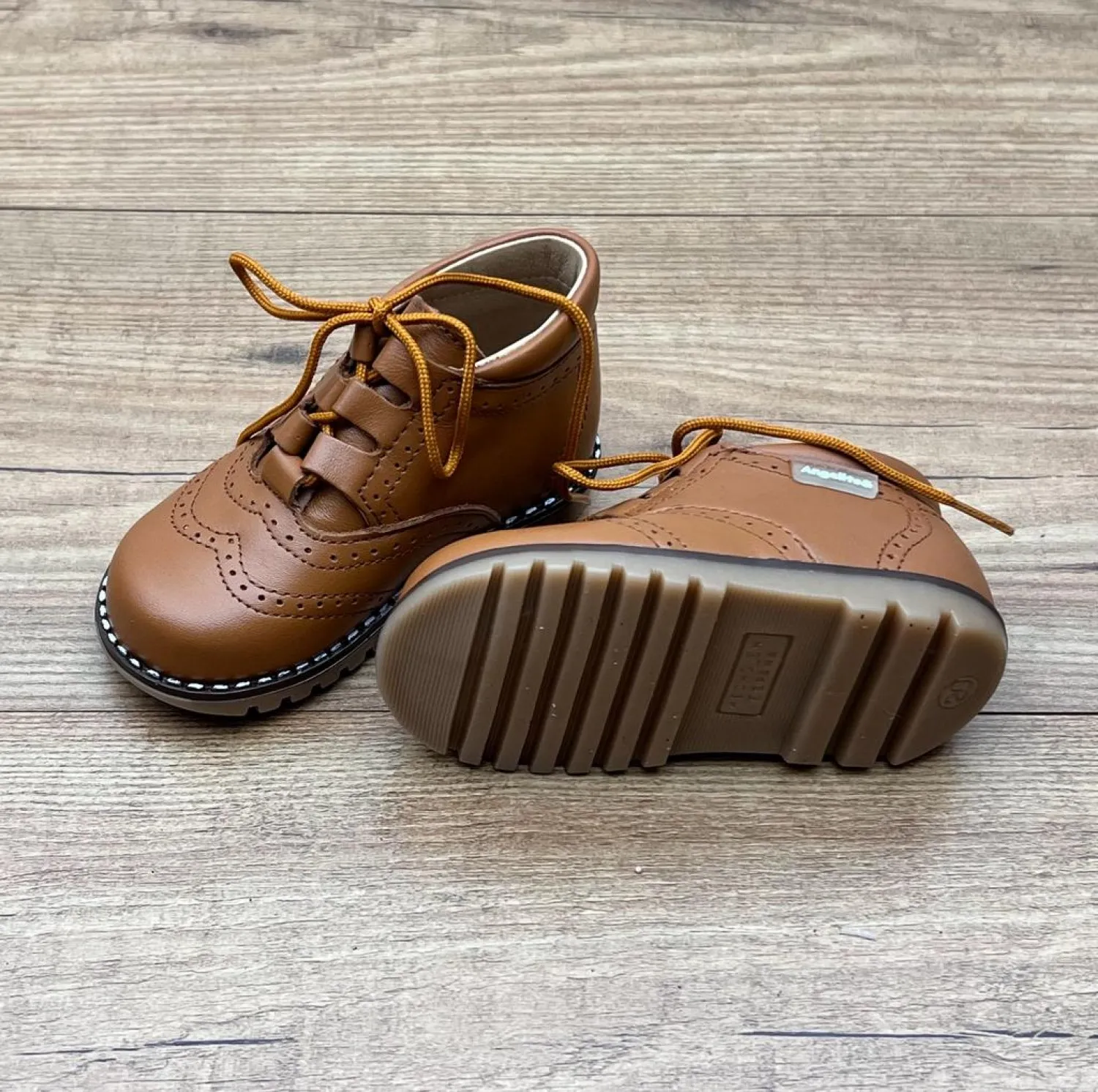 Bota inglesita el piel color cuero.