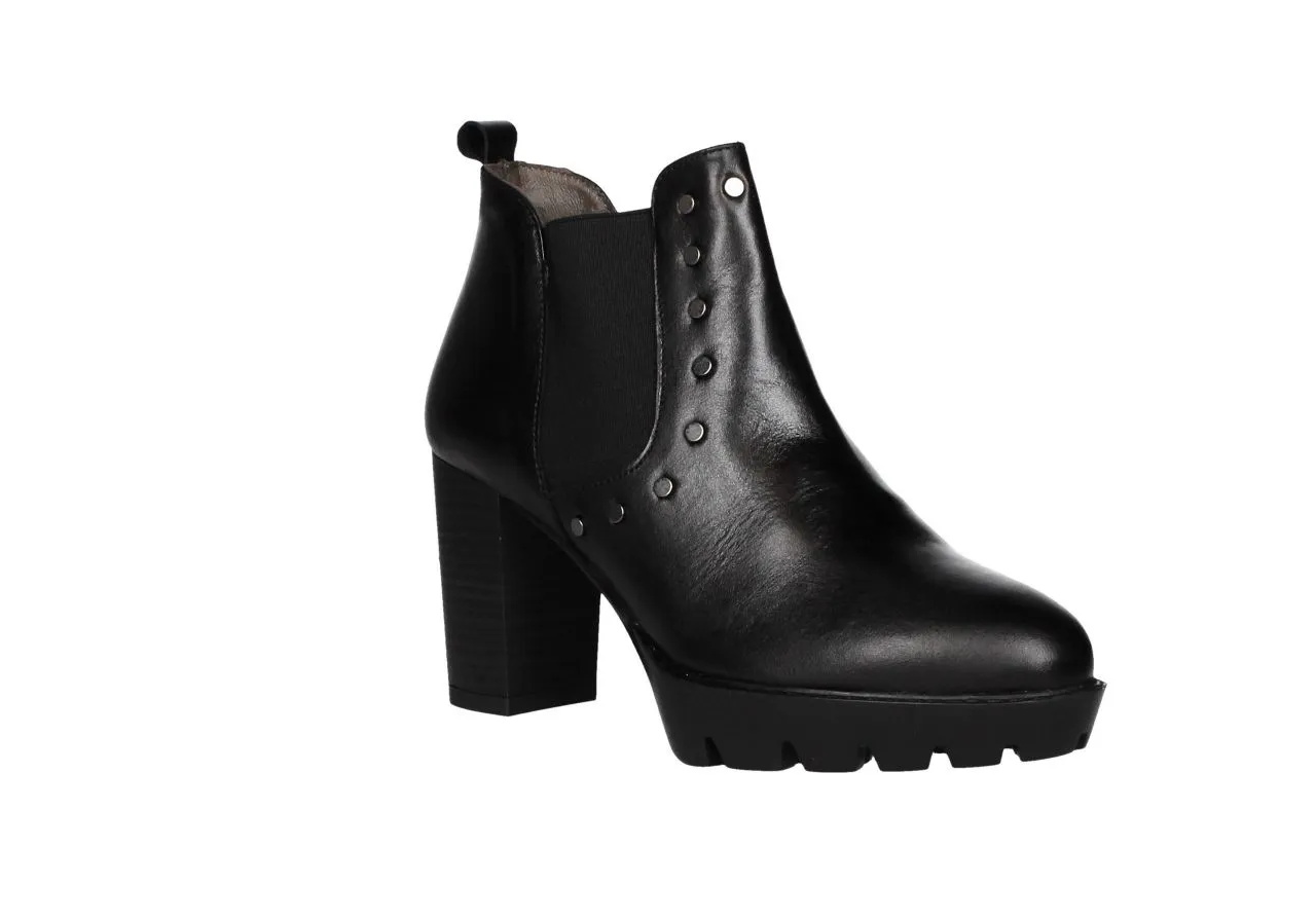 Botin Piel Negro Elasticos y Tachas En Borde