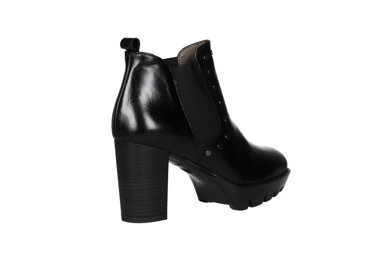 Botin Piel Negro Elasticos y Tachas En Borde