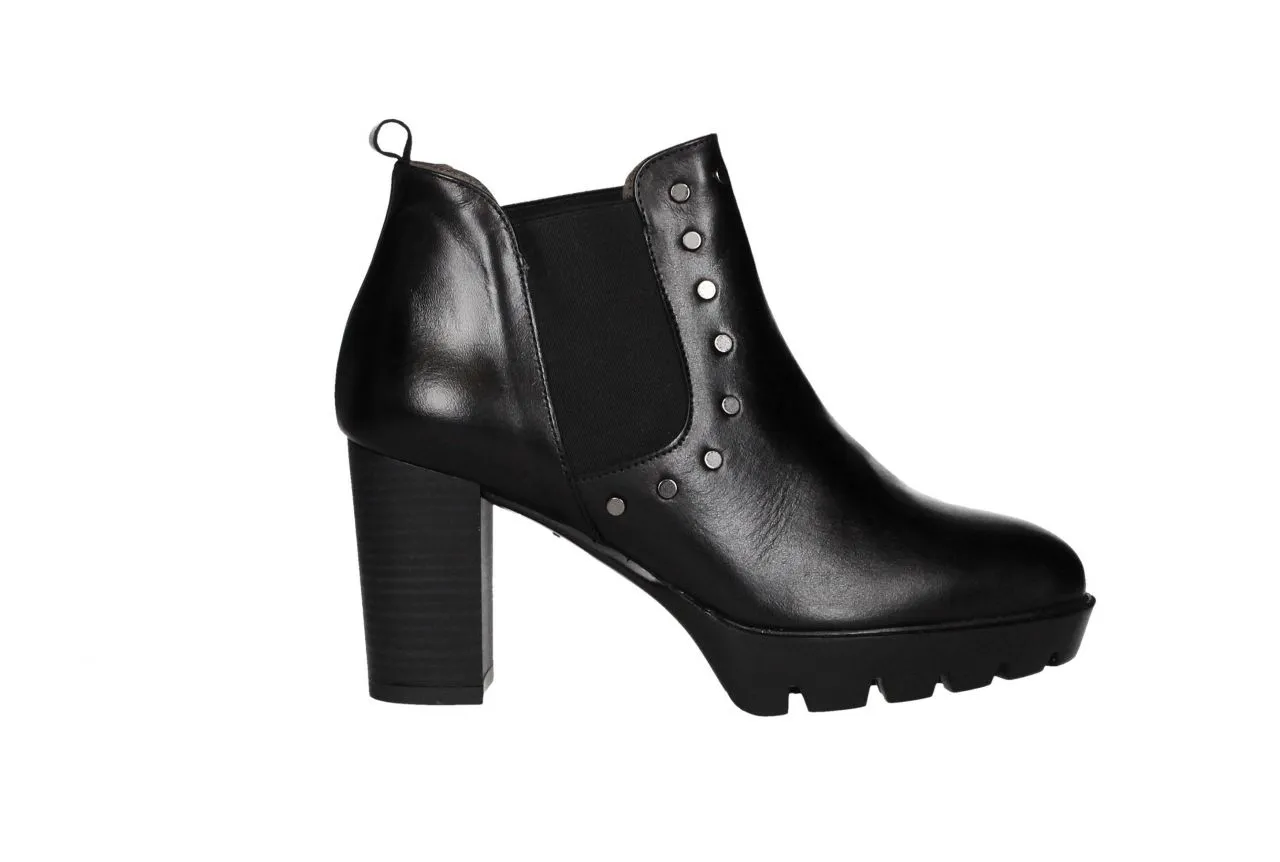 Botin Piel Negro Elasticos y Tachas En Borde