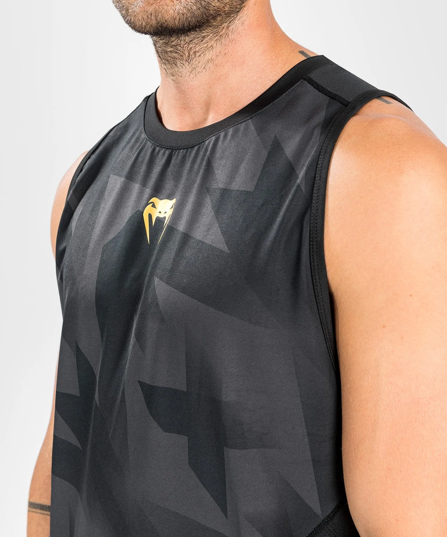CAMISETA SIN MANGAS DRY TECH VENUM RAZOR  NEGRO/ORO