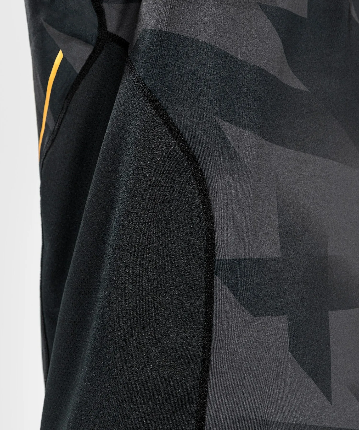 CAMISETA SIN MANGAS DRY TECH VENUM RAZOR  NEGRO/ORO