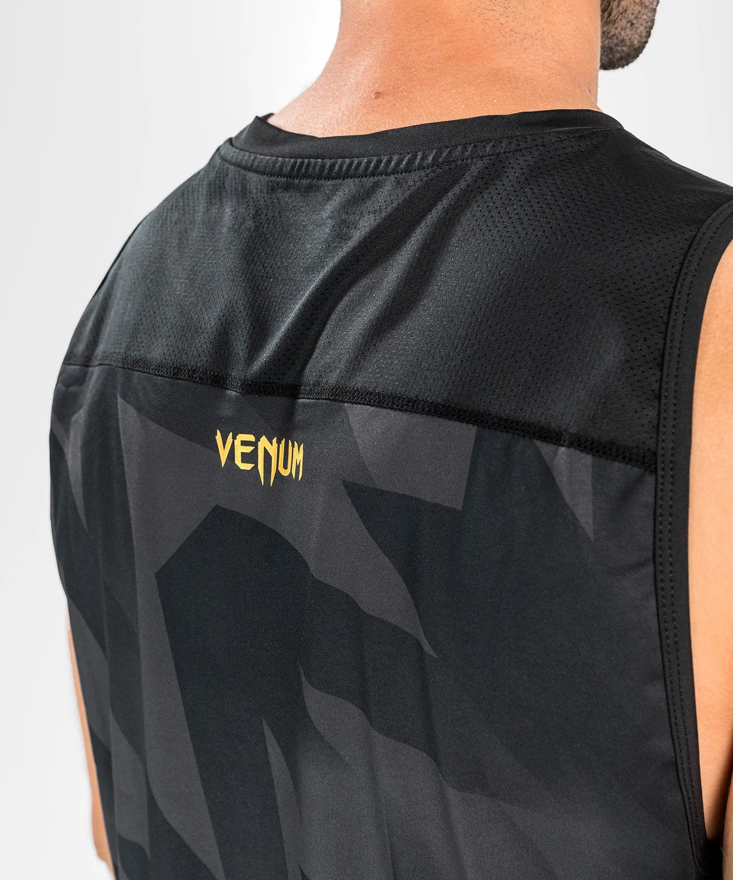 CAMISETA SIN MANGAS DRY TECH VENUM RAZOR  NEGRO/ORO