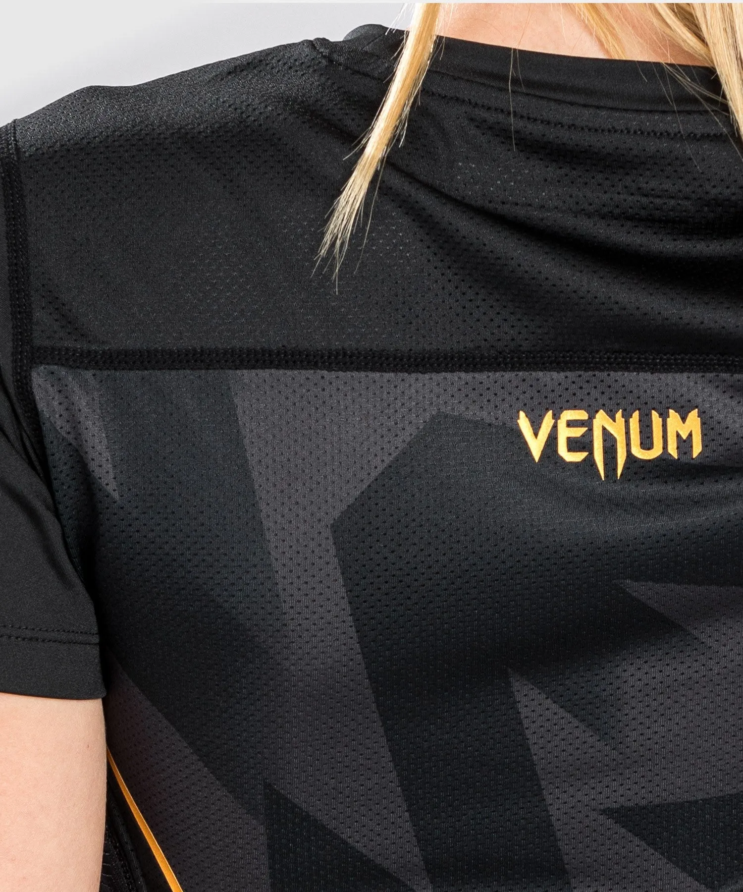 CAMISETA VENUM RAZOR DRY TECH  PARA MUJERES  NEGRO/ORO