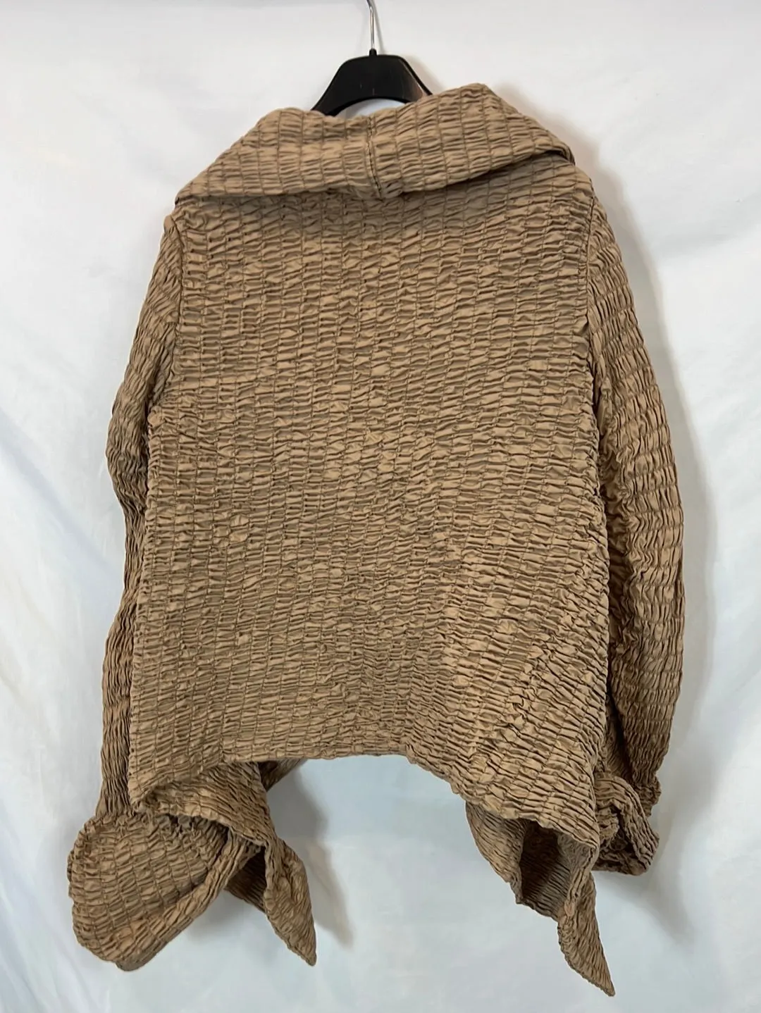 DRIES VAN NOTEN. Chaqueta beige fruncida. T S