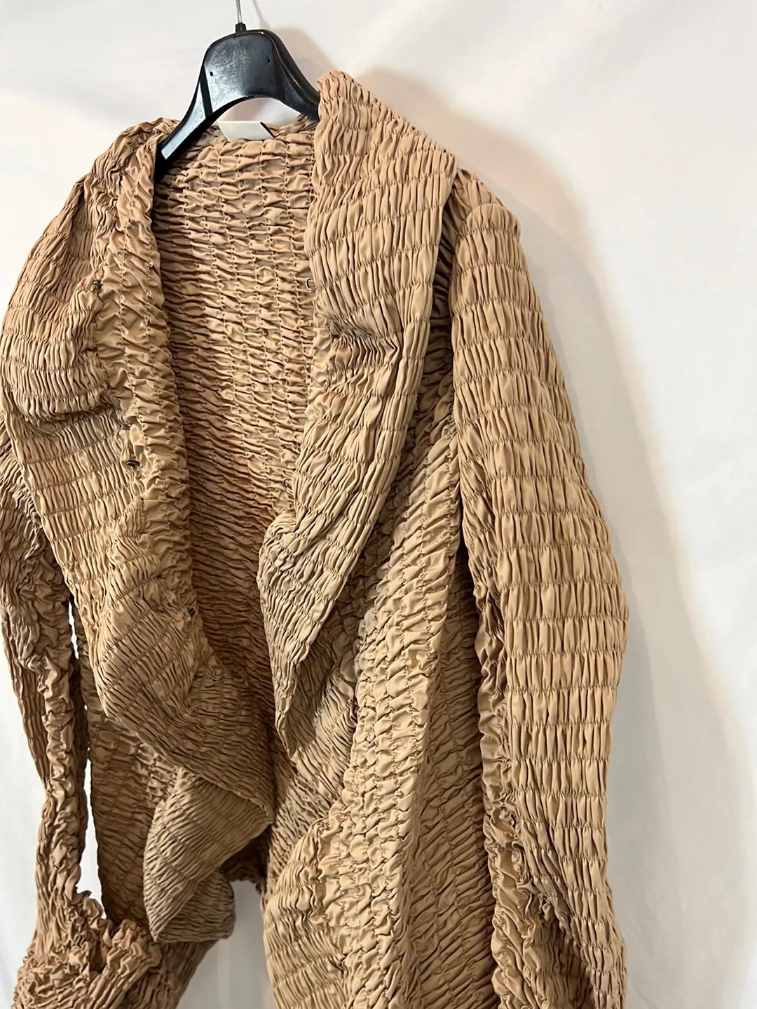 DRIES VAN NOTEN. Chaqueta beige fruncida. T S