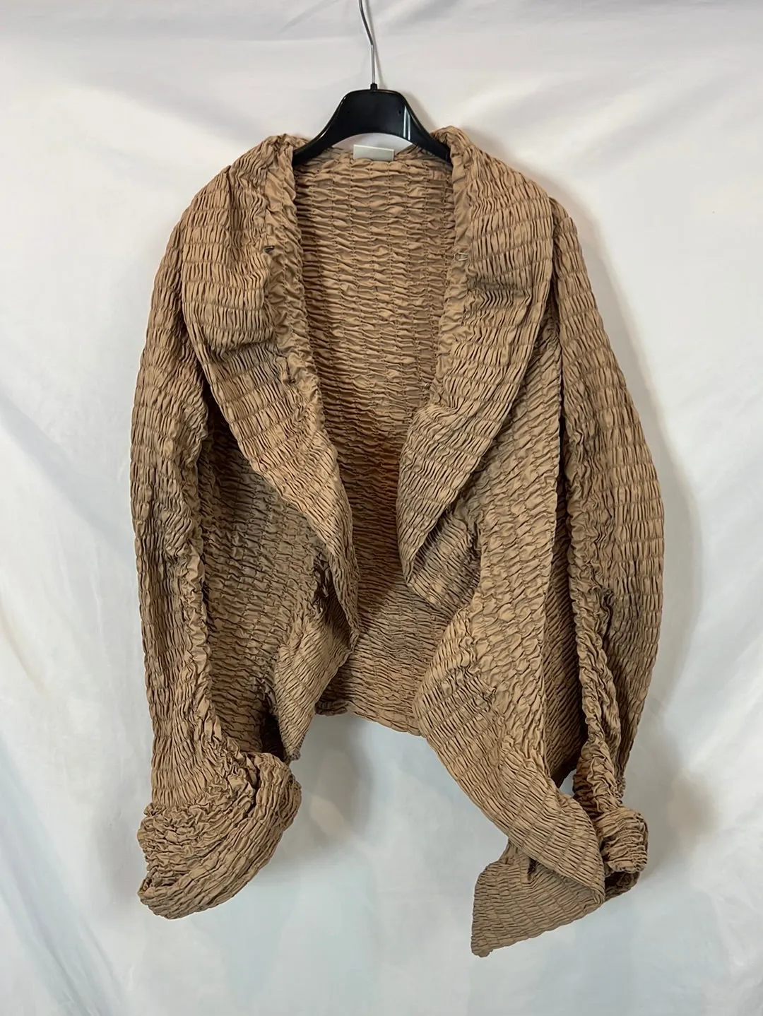 DRIES VAN NOTEN. Chaqueta beige fruncida. T S