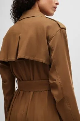 Gabardina con cinturón y detalles metálicos