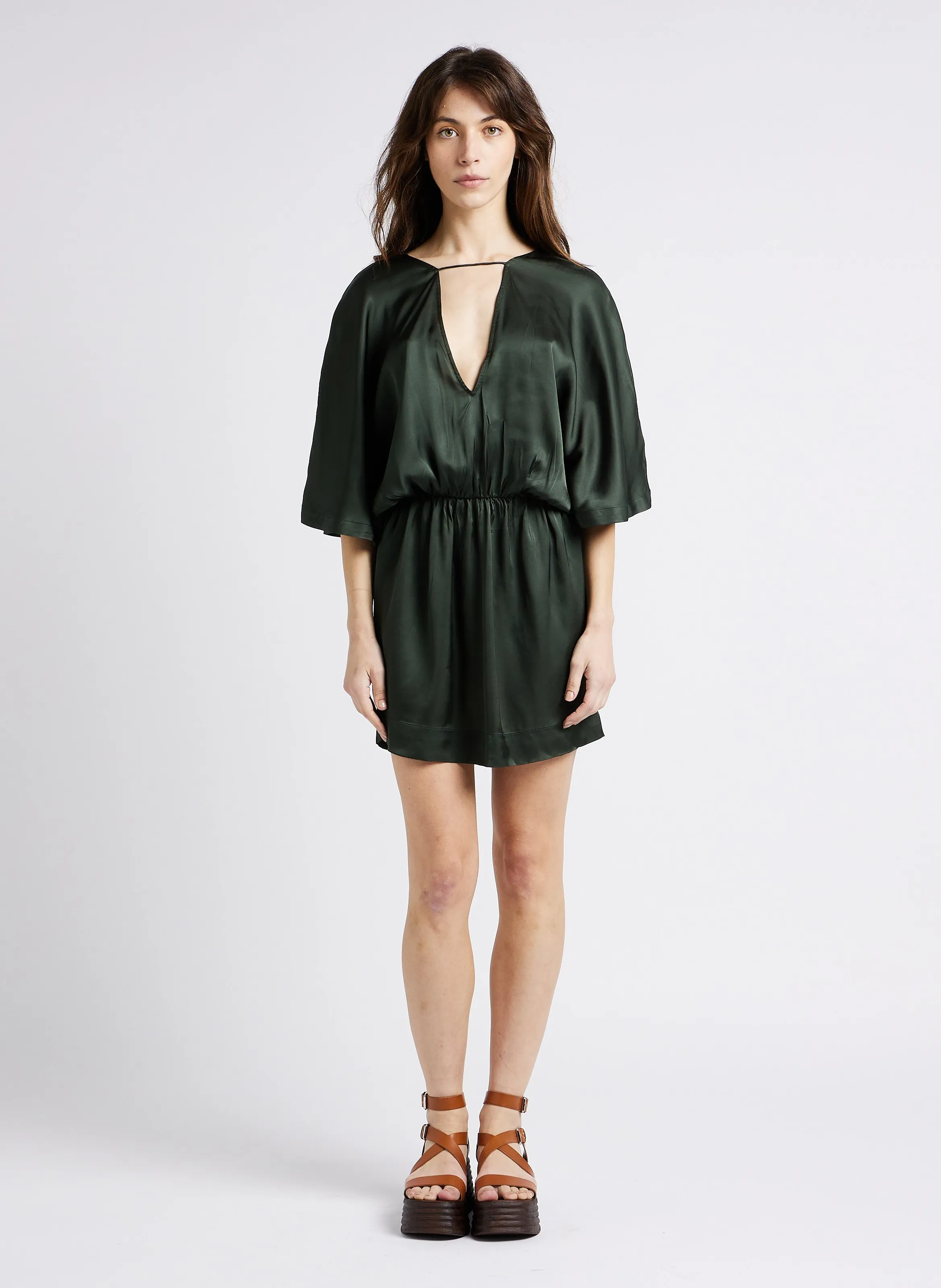 GUILA  VESTIDO CORTO SATINADO CON ESPALDA DESCUBIERTA EN VERDE