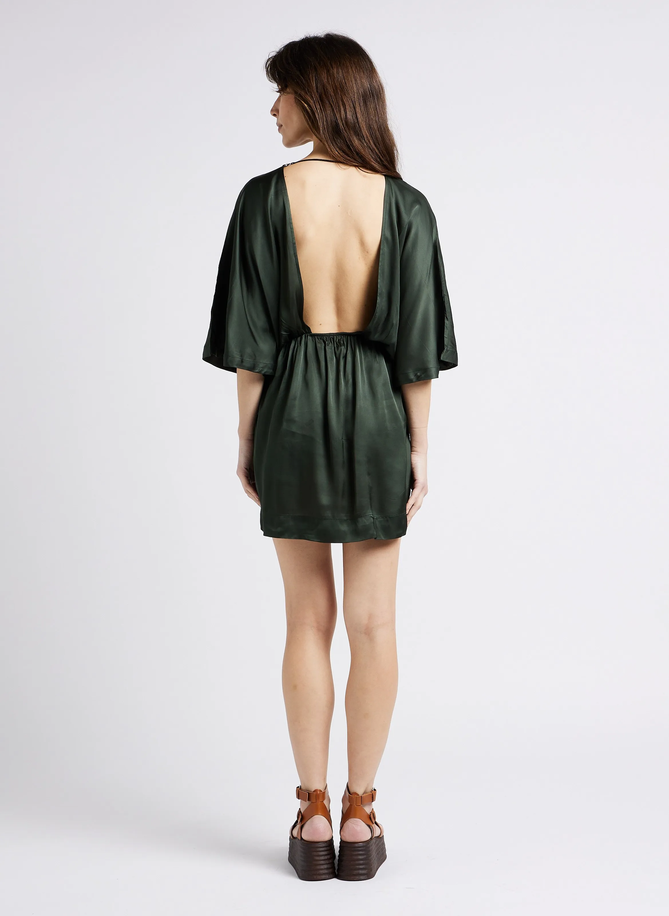 GUILA  VESTIDO CORTO SATINADO CON ESPALDA DESCUBIERTA EN VERDE