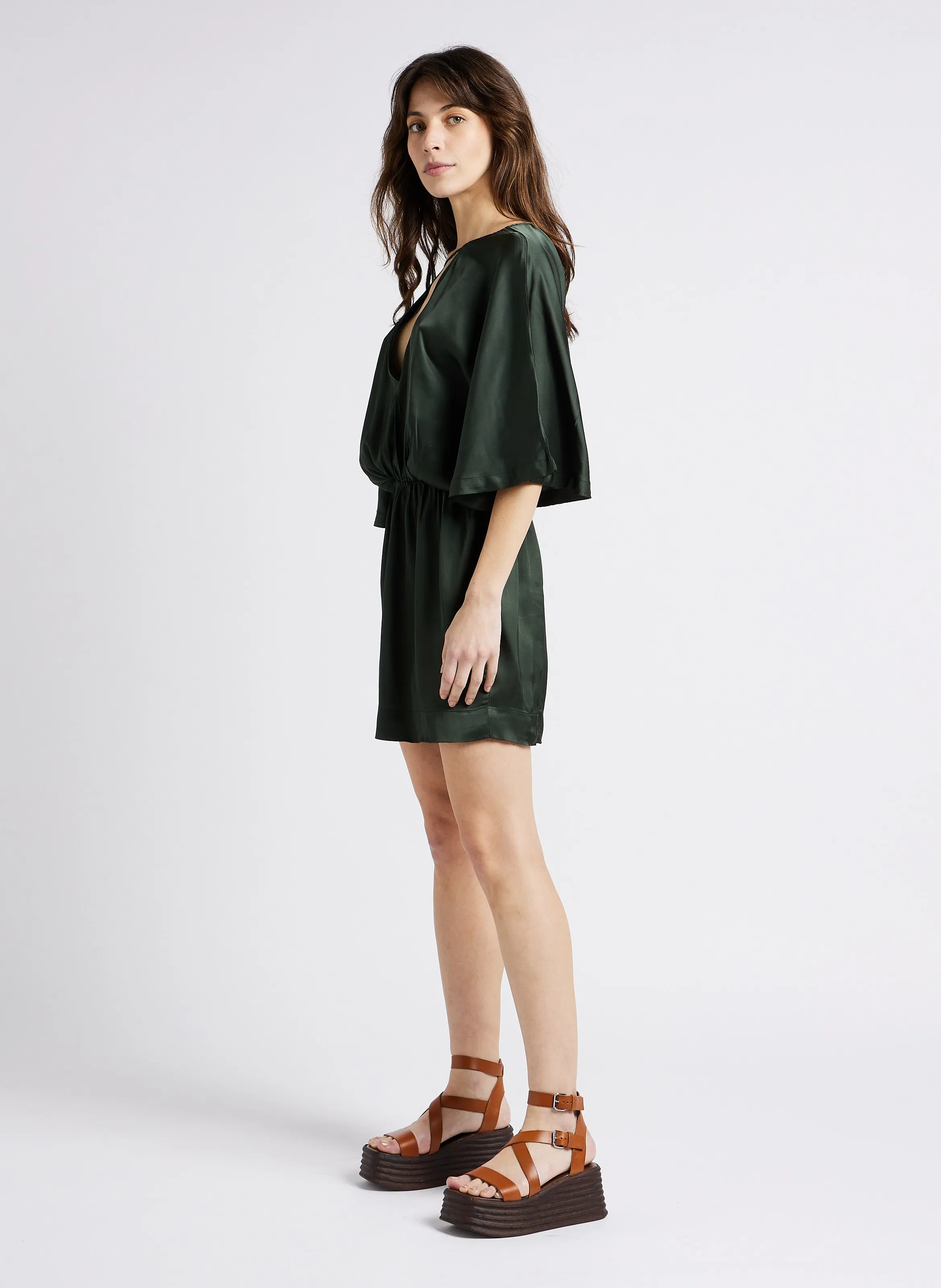 GUILA  VESTIDO CORTO SATINADO CON ESPALDA DESCUBIERTA EN VERDE