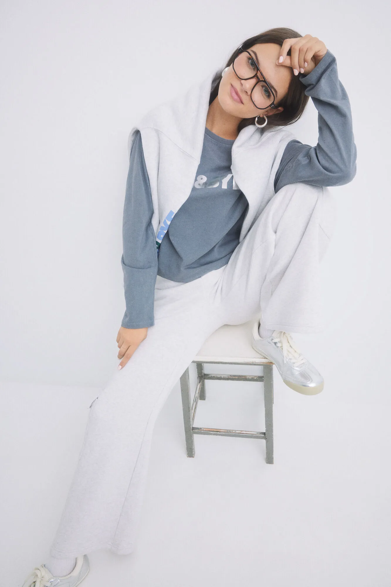 HI&BYE Pantalón flare cargo felpa gris