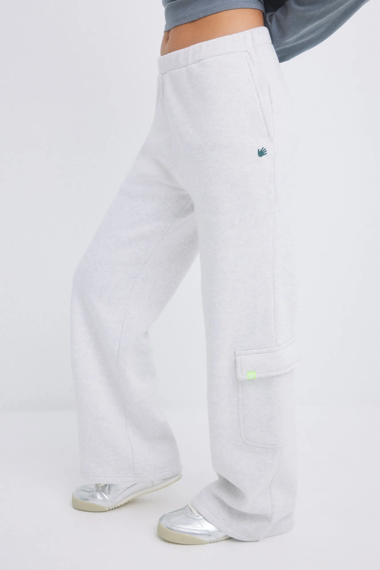 HI&BYE Pantalón flare cargo felpa gris