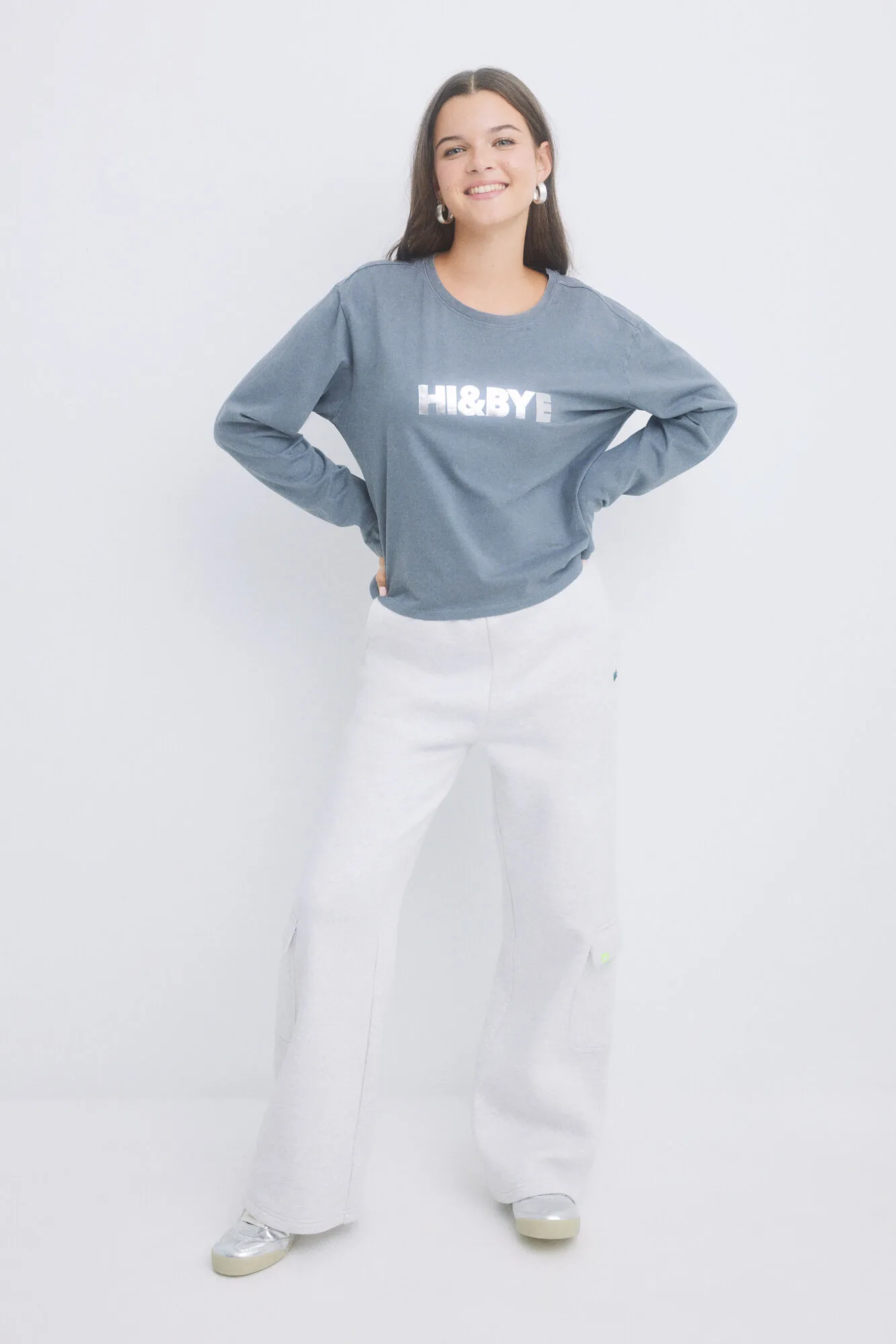 HI&BYE Pantalón flare cargo felpa gris