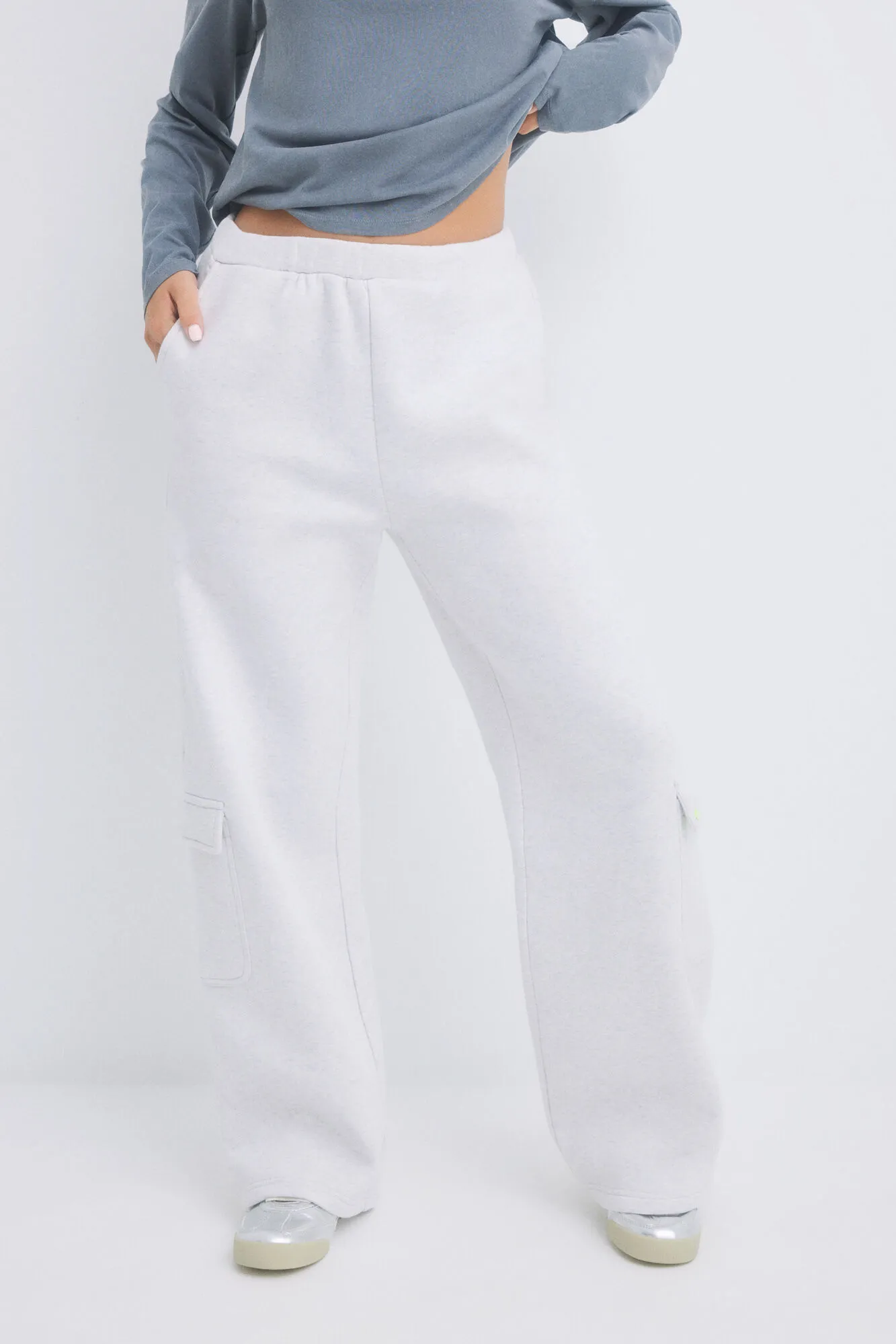 HI&BYE Pantalón flare cargo felpa gris