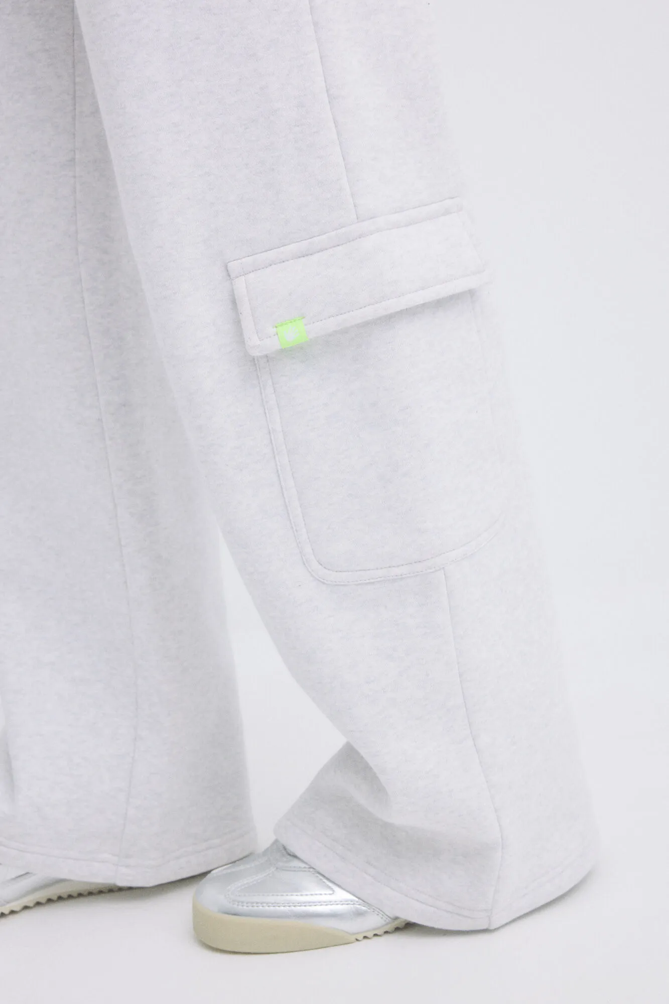 HI&BYE Pantalón flare cargo felpa gris