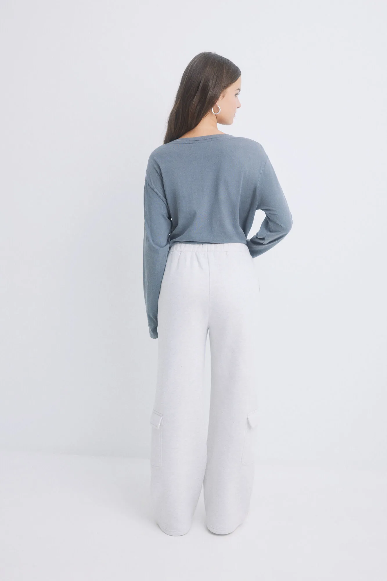 HI&BYE Pantalón flare cargo felpa gris