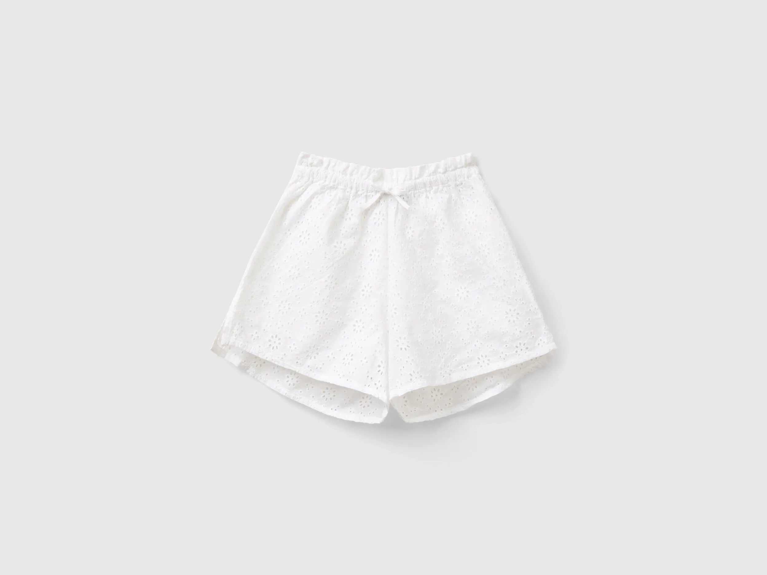 Pantalón corto con bordados de encaje suizo