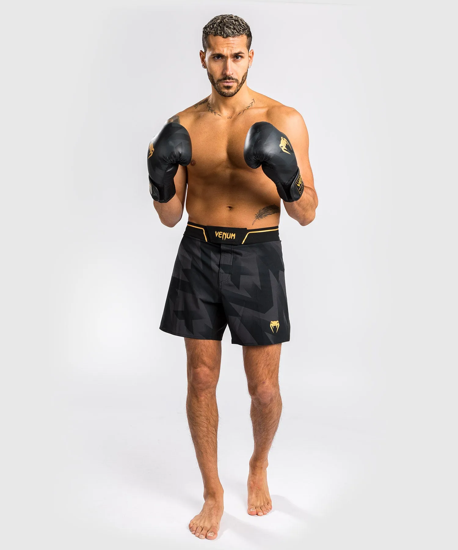 PANTALONES CORTOS DE MMA VENUM RAZOR  NEGRO/ORO