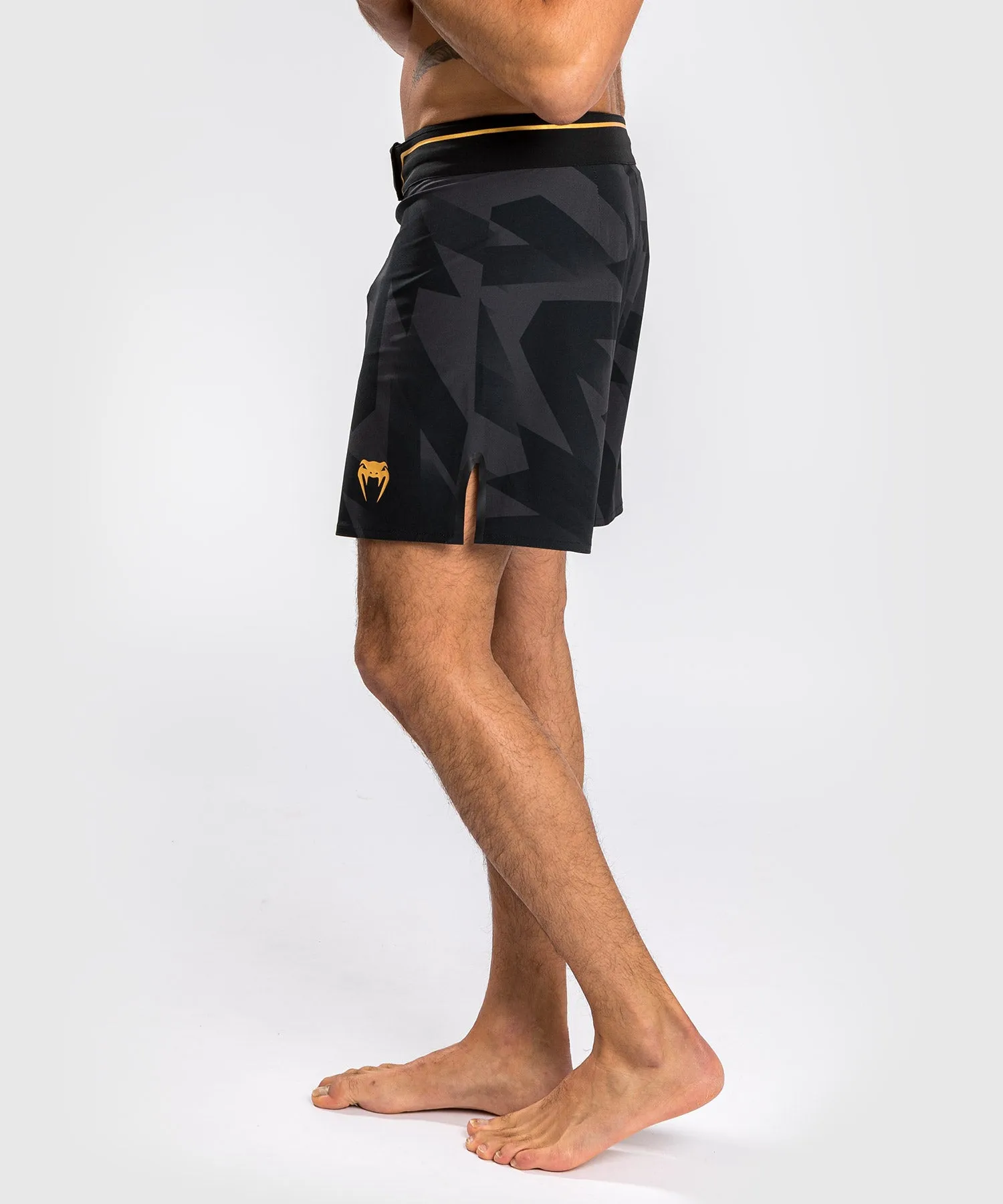 PANTALONES CORTOS DE MMA VENUM RAZOR  NEGRO/ORO