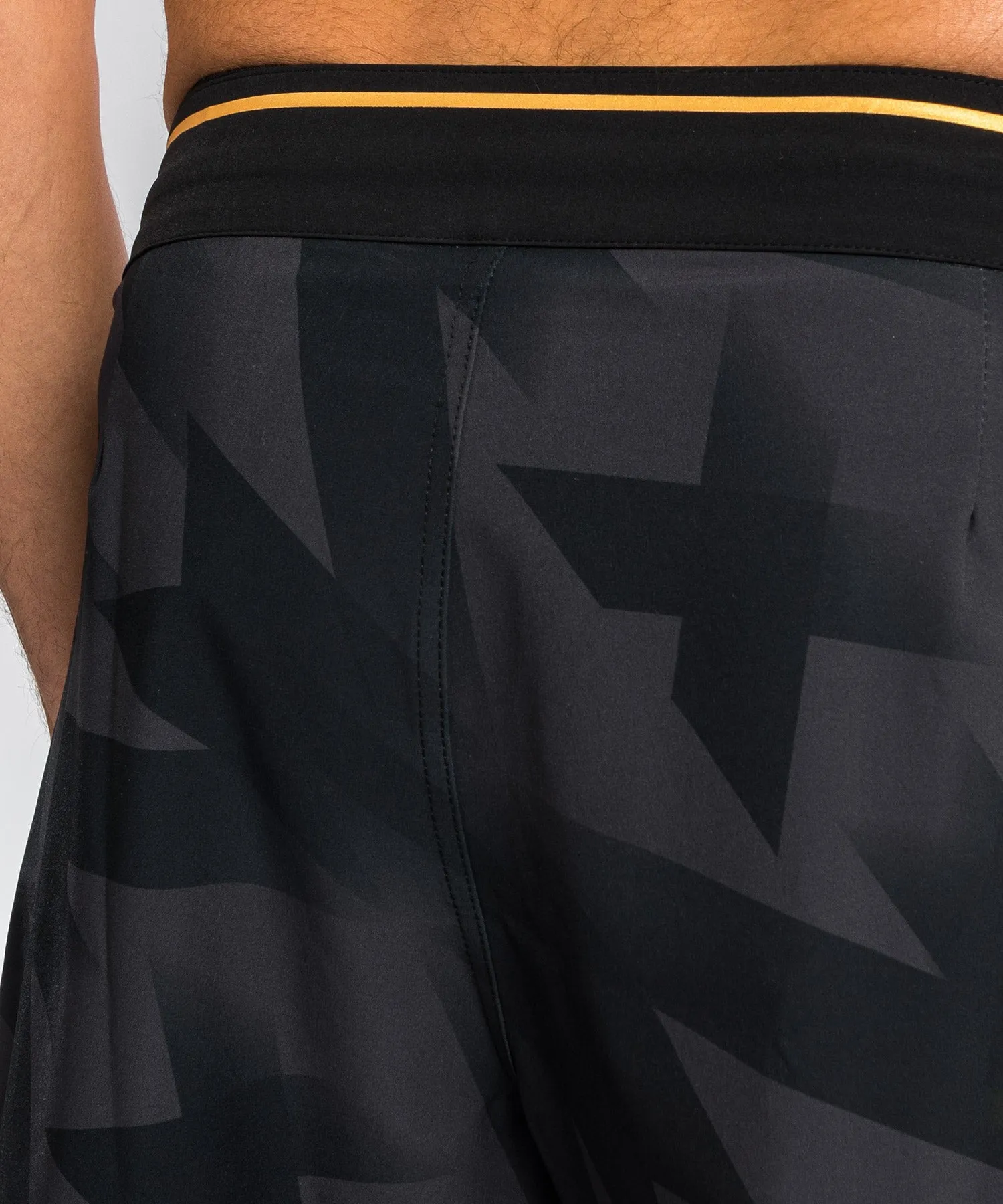 PANTALONES CORTOS DE MMA VENUM RAZOR  NEGRO/ORO