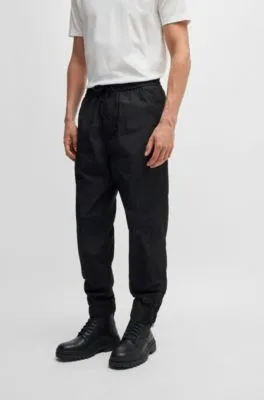 Pantalones relaxed fit en tejido ligero repelente al agua