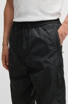 Pantalones relaxed fit en tejido ligero repelente al agua