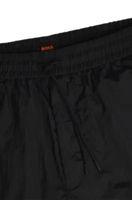 Pantalones relaxed fit en tejido ligero repelente al agua