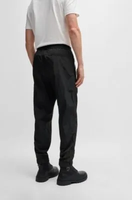 Pantalones relaxed fit en tejido ligero repelente al agua