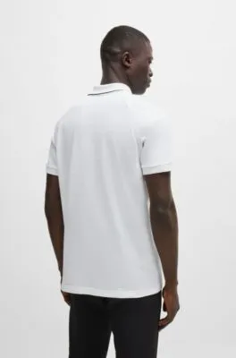 Polo de algodón estructurado con logo en contraste