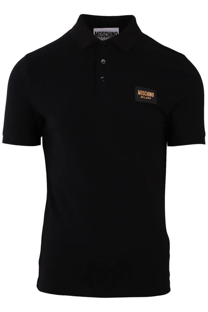 Polo negro con placa dorada