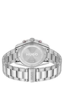 Reloj de acero inoxidable con detalles inspirados en las carreras