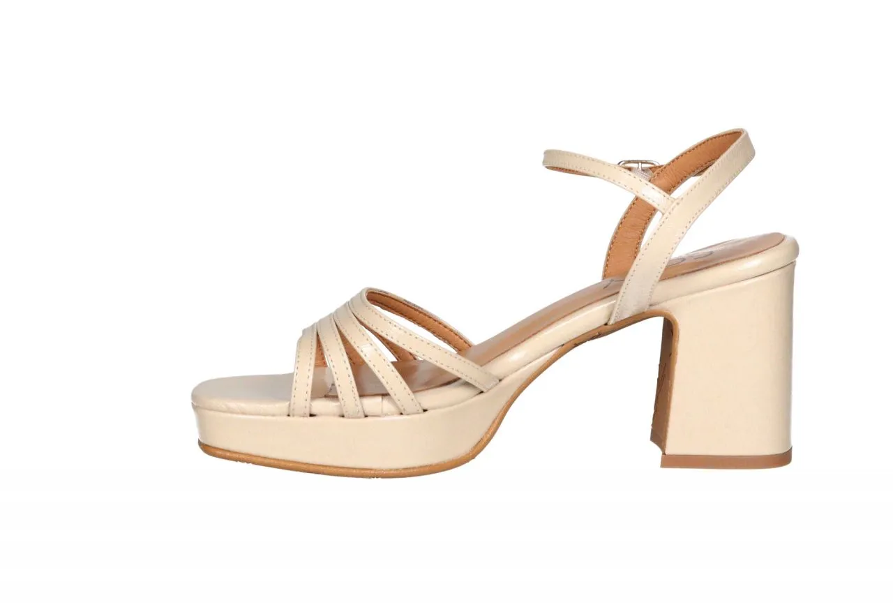 Sandalia Charol Beige Pala Tiras Tacon Alto Grueso y Plataforma