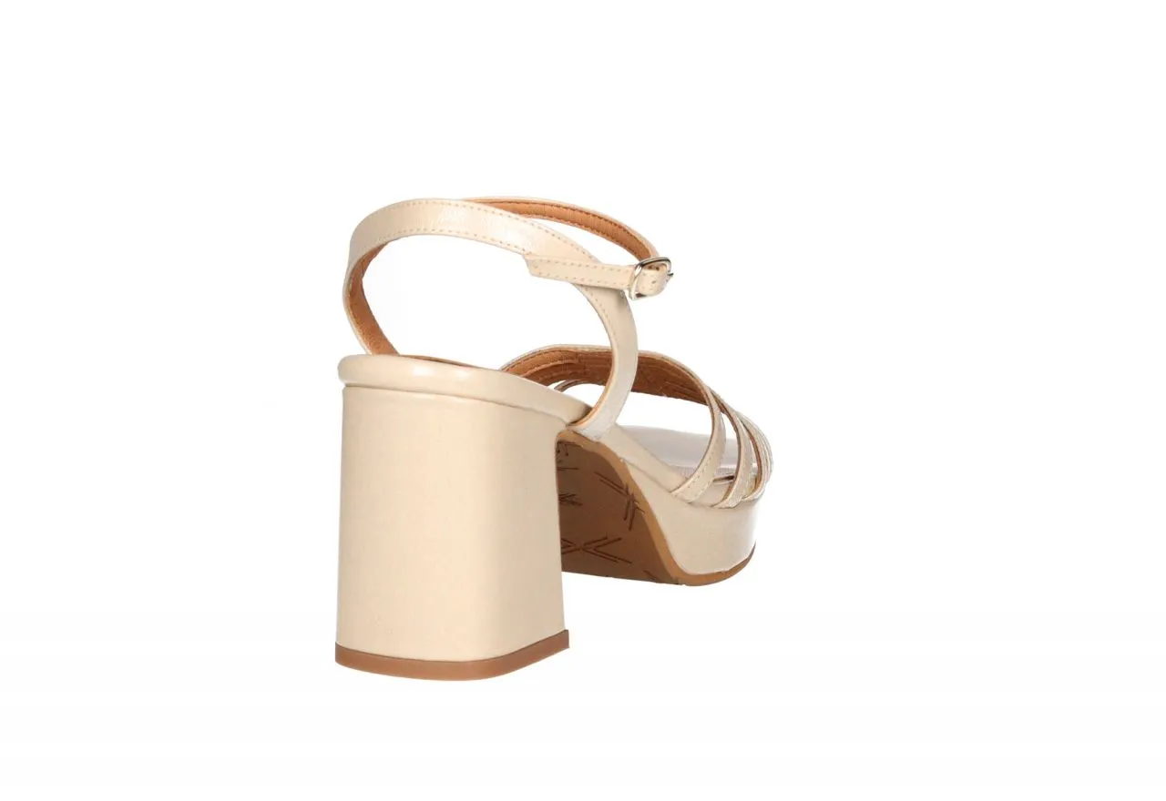 Sandalia Charol Beige Pala Tiras Tacon Alto Grueso y Plataforma