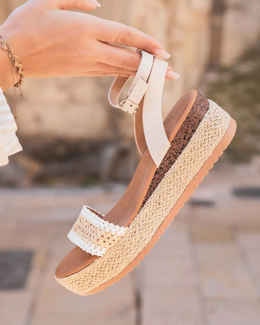 SANDALIAS DE CUñA PARA MUJER, CóMODAS Y DE COLOR BEIGE  YAMINA.