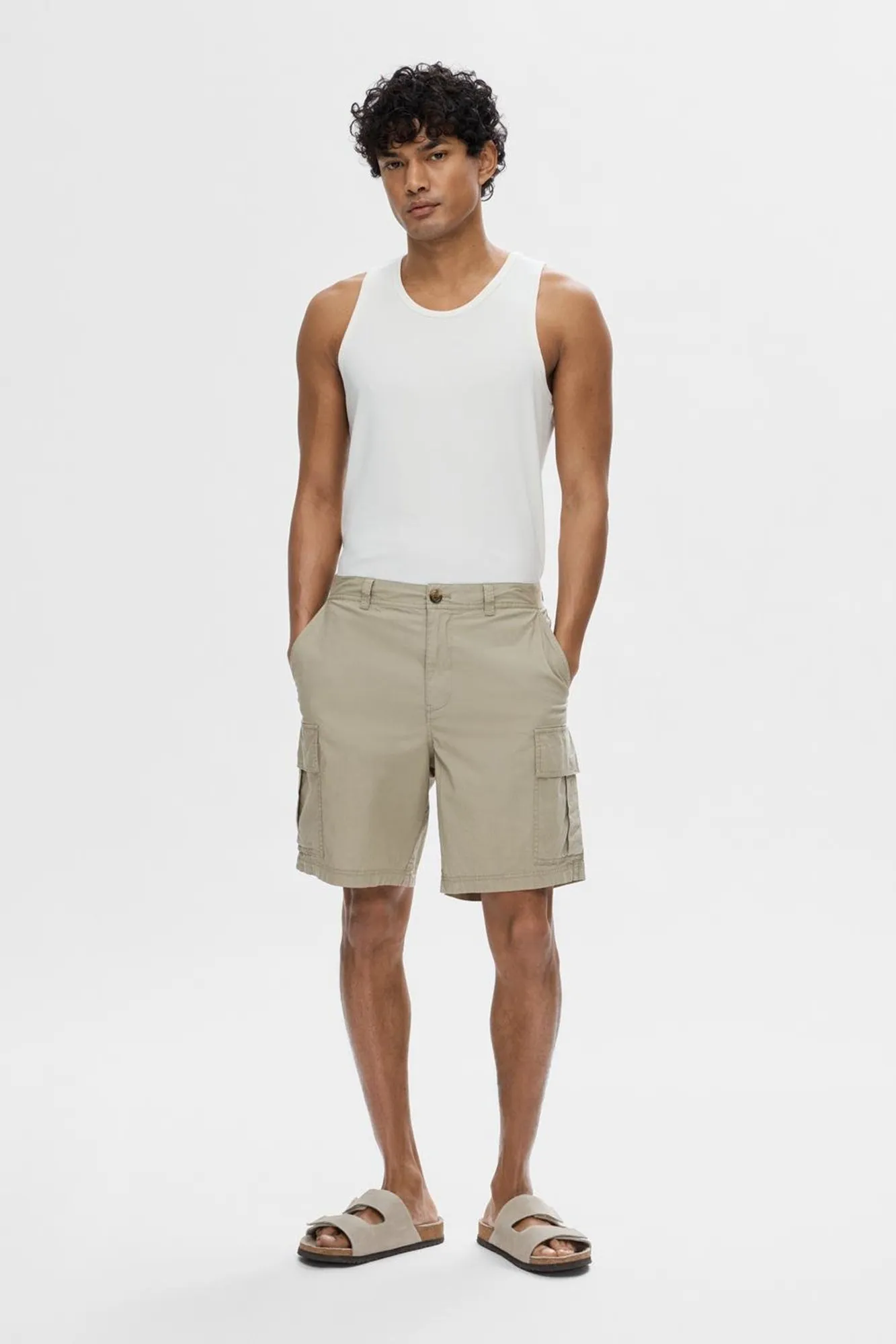 Selected Pantalón corto cargo confeccionado con algodón orgánico.