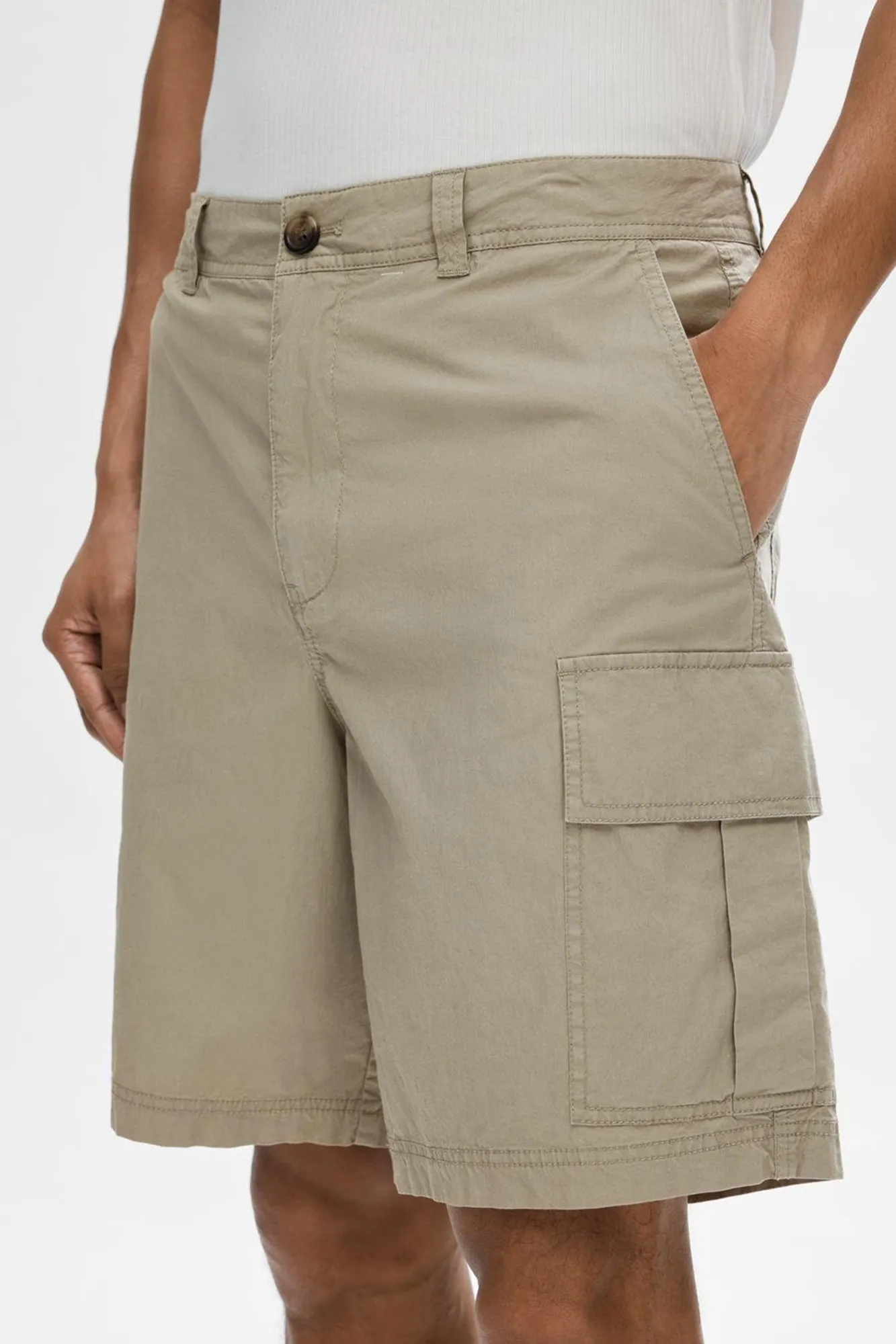 Selected Pantalón corto cargo confeccionado con algodón orgánico.