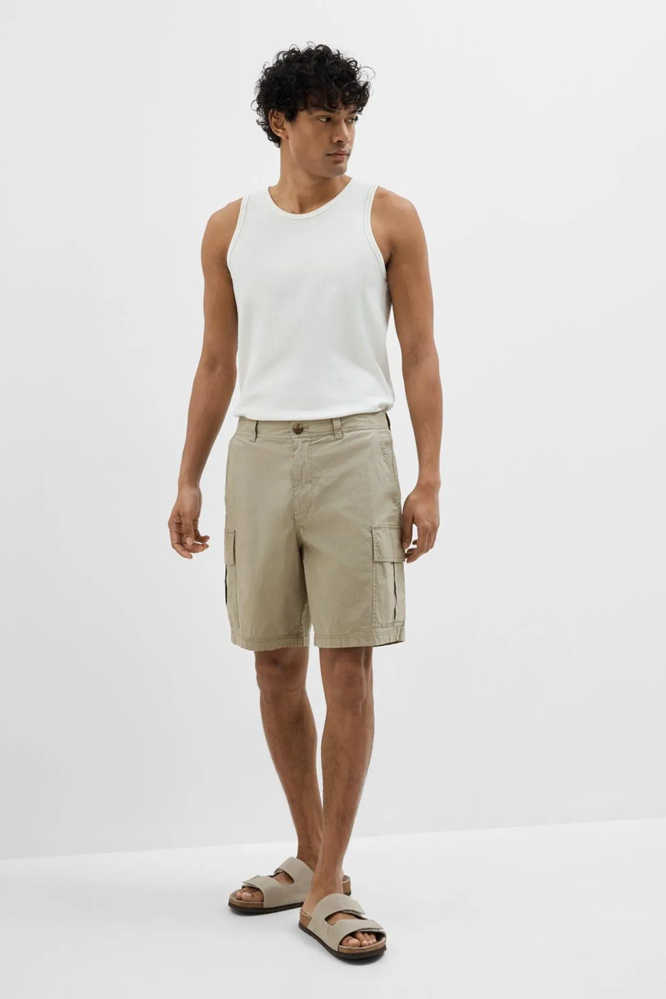 Selected Pantalón corto cargo confeccionado con algodón orgánico.
