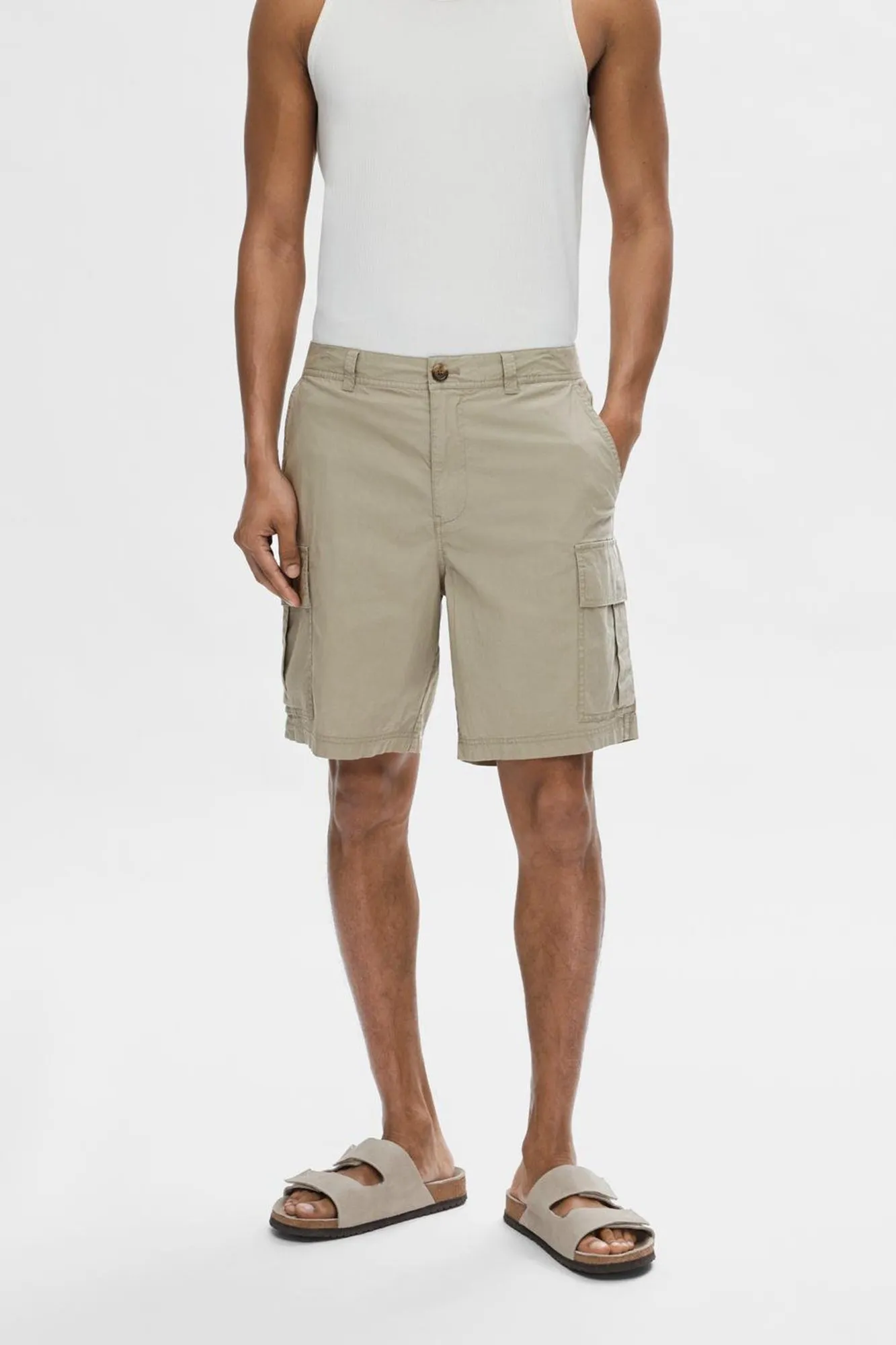 Selected Pantalón corto cargo confeccionado con algodón orgánico.