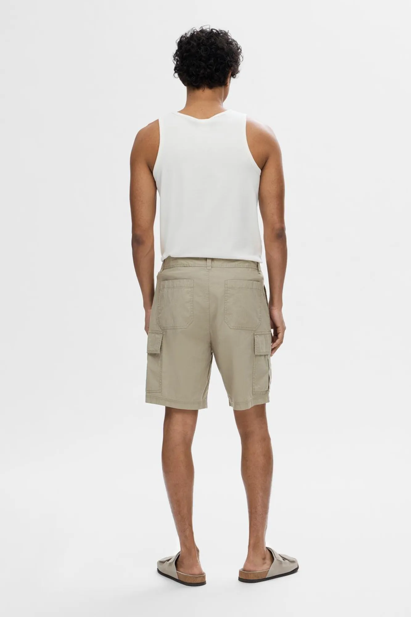 Selected Pantalón corto cargo confeccionado con algodón orgánico.