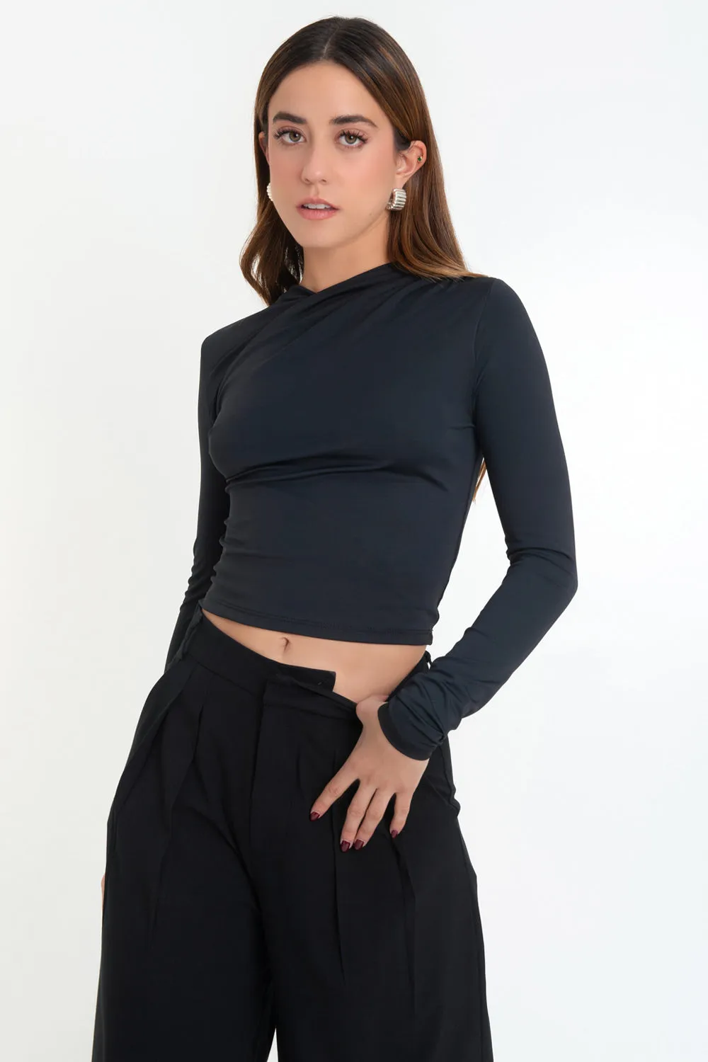 Top ajustado cuello con plisados decorativos frontales