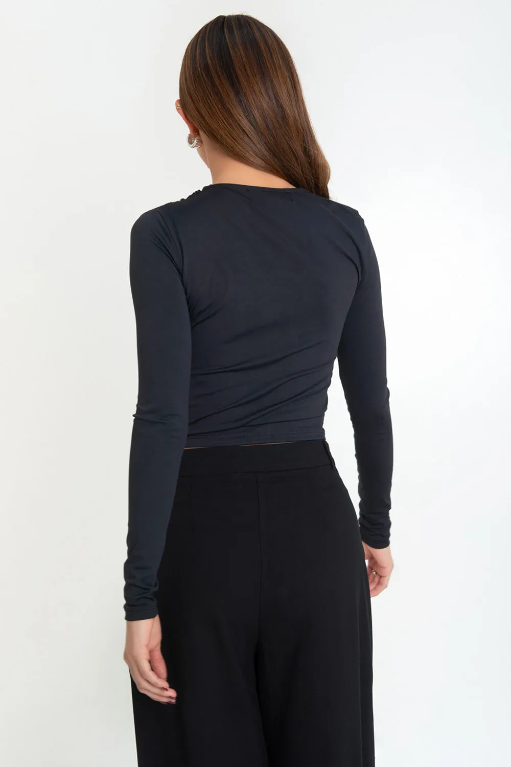 Top ajustado cuello con plisados decorativos frontales