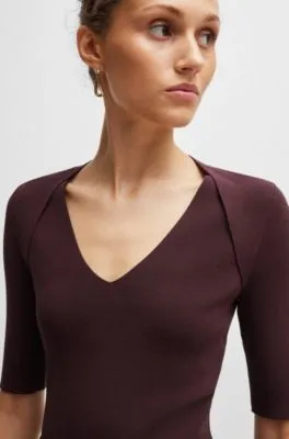 Top de punto con cuello en pico y mangas recortadas