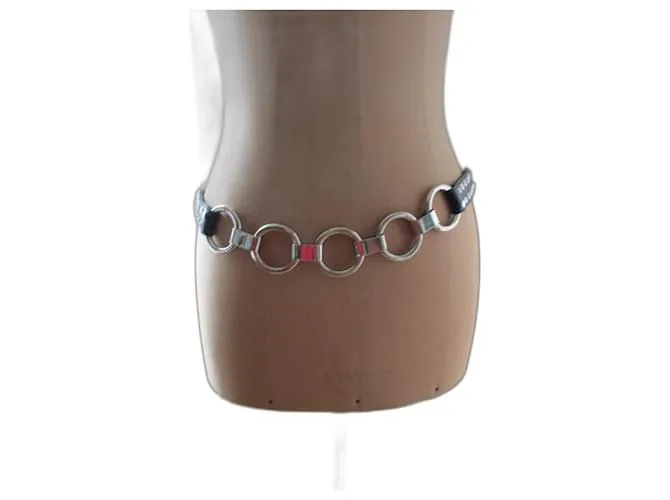 Yves Saint Laurent Cinturón de metal y cuero negro. 